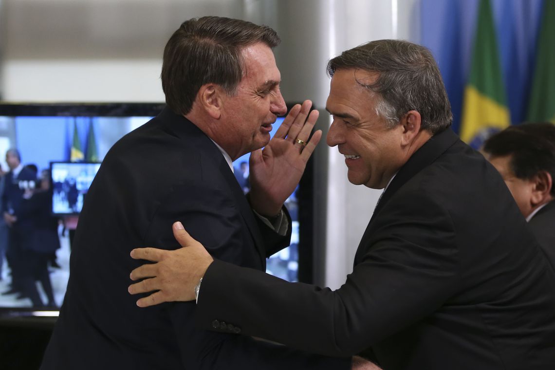 Na cerimônia de sanção das alterações das NR, Bolsonaro conversa com ex-deputado Sandro Mabel, atual presidente da Federação das Indústrias do Estado de Goiás (FIEG). Foto: José Cruz/Agência Brasil.